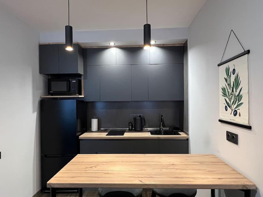 Newly Renovated, Modern And Bright In Center Apartment *